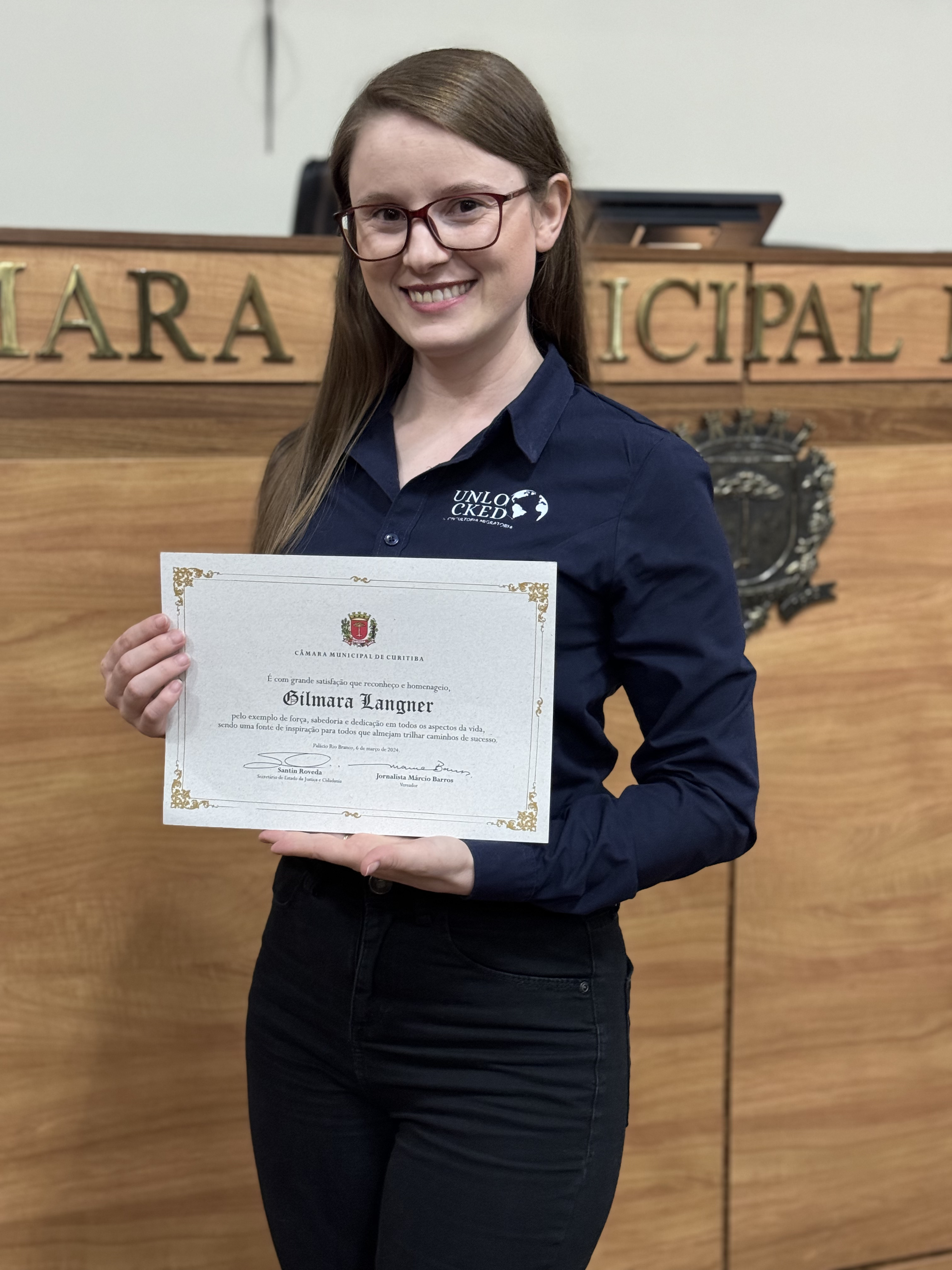 Gilmara Langner com certificado da Câmara Municipal de Curitiba
